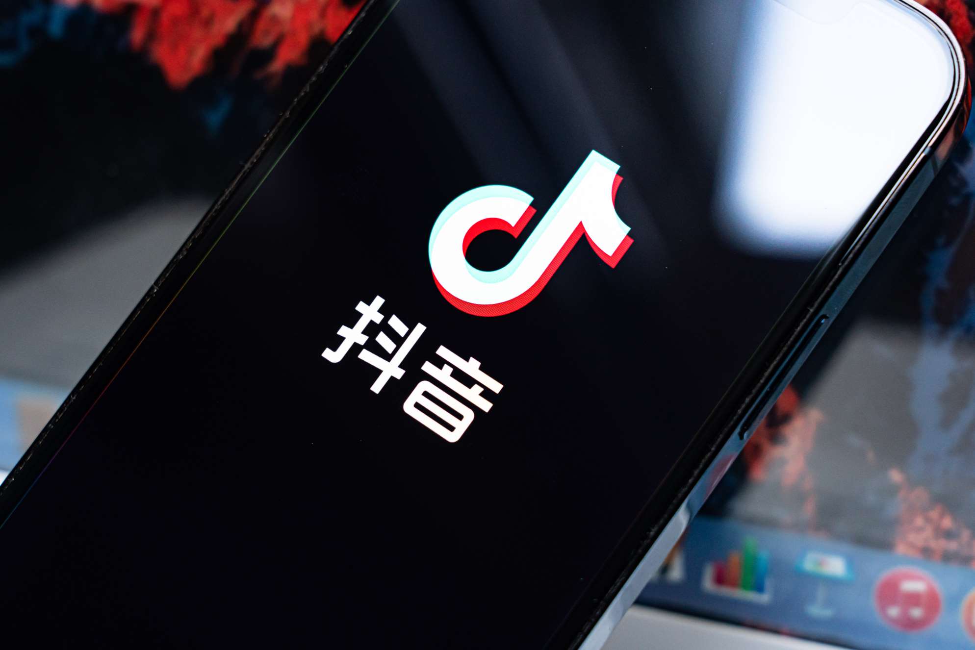 抖音电商规则新增内容违禁品：军衔、警旗、军工类食品均被禁止